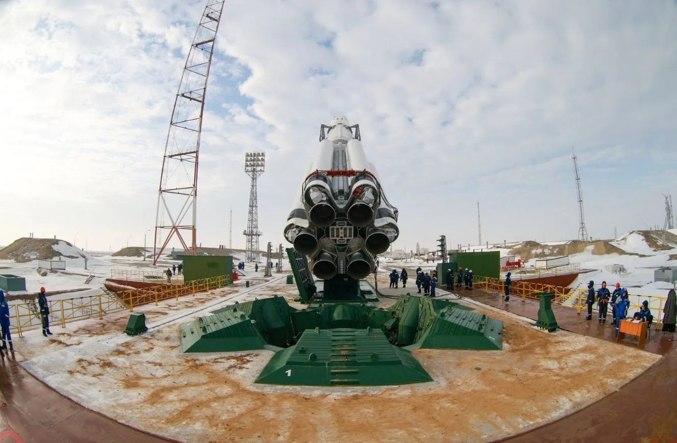 Roscosmos pone vertical a Proton-M en la plataforma de lanzamiento, en Baikonur.