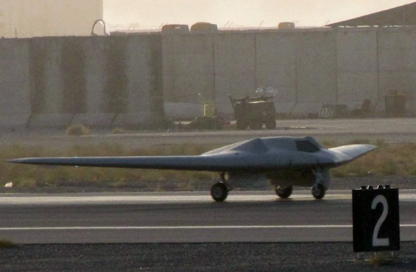Una de las pocas imágenes nítidas del RQ-170 en rodaje. Su silueta sin cola y fuselaje integrado están pensados para reducir la detectabilidad.