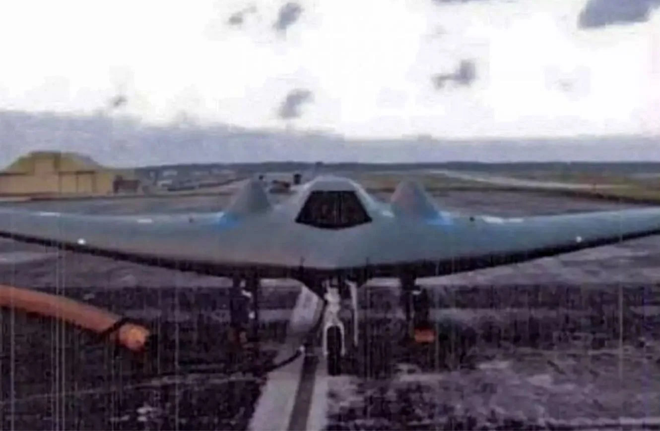 Un RQ-170 Sentinel fotografiado en una base avanzada. El dron furtivo de ala volante se usa para misiones de inteligencia, vigilancia y reconocimiento (ISR) con baja firma radar.