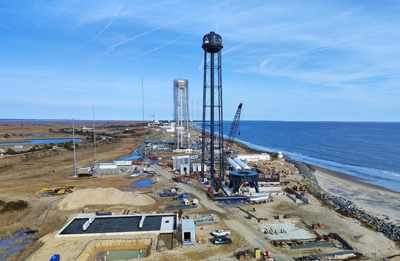 Complejo de Lanzamiento 3 (LC-3) en construcción, en Wallops Island, Virginia. Vista aérea del sitio desde donde Rocket Lab planea lanzar Neutron, donde se observa la infraestructura costera, torres y obras de plataforma en progreso.