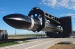 Un cohete Electron en posición horizontal, montado en un banco de integración/ensayo antes de su traslado a la rampa. Es el caballo de batalla de carga pequeña de Rocket Lab que consolidó su operación de lanzamientos frecuentes.