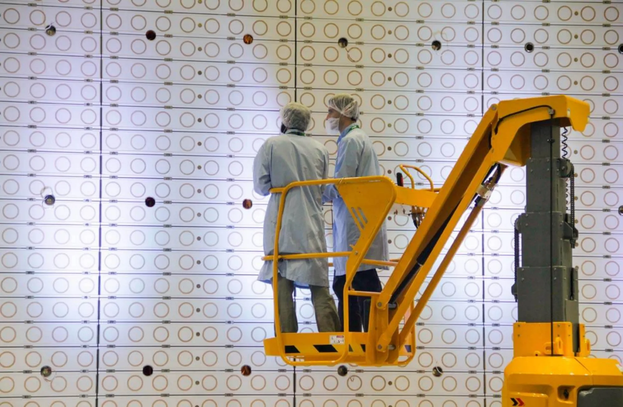 Los círculos dorados que se observan en la antena son elementos radiantes, que emiten las ondas electromagnéticas con las que el radar realiza las mediciones.