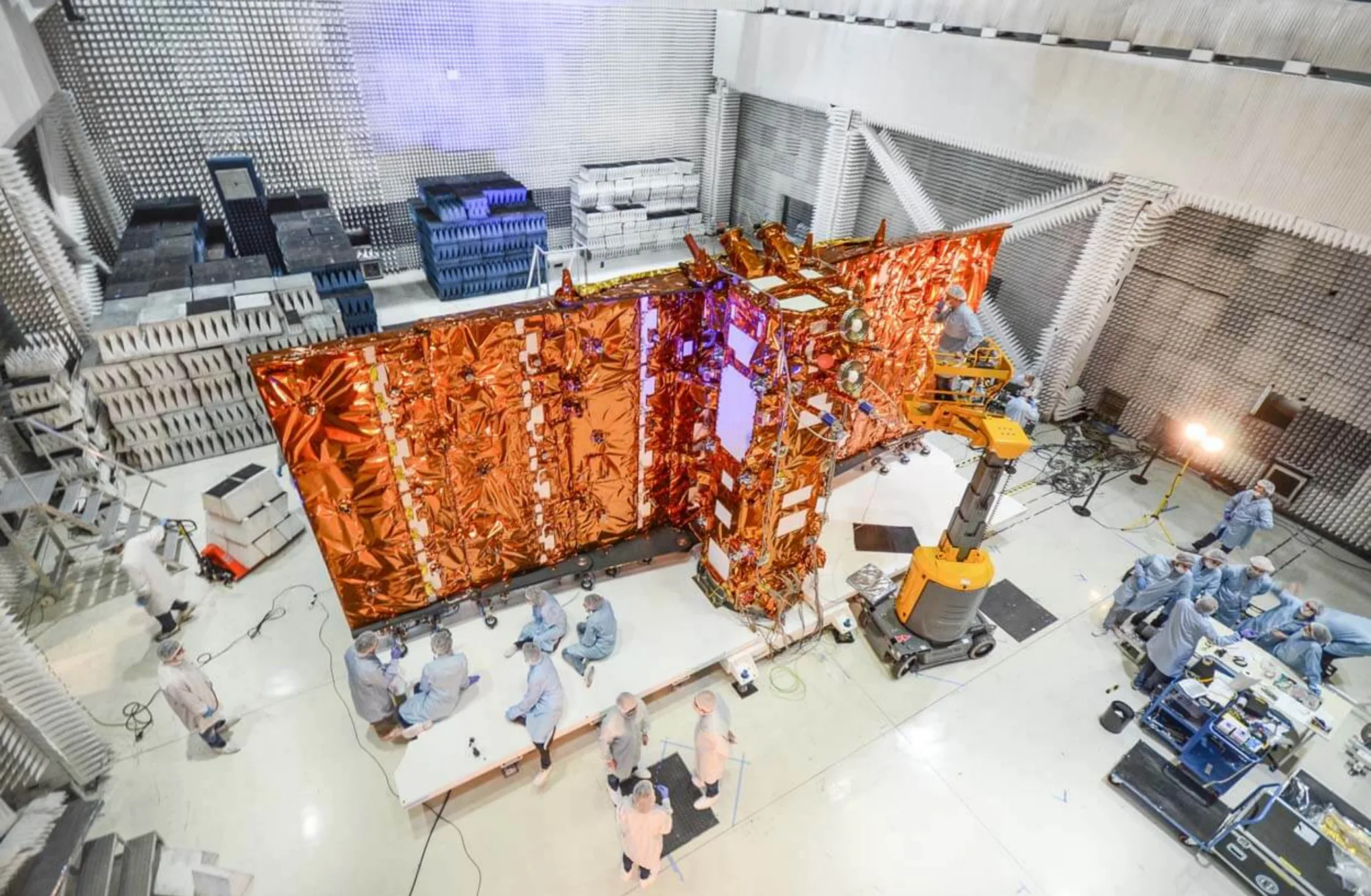 Uno de los SAOCOM desplegado en la cámara semi-anecoica de INVAP. En esta vista posterior, el color cobrizo que se observa corresponde a las mantas MLI (Multi Layer Insulation), para protección térmica.