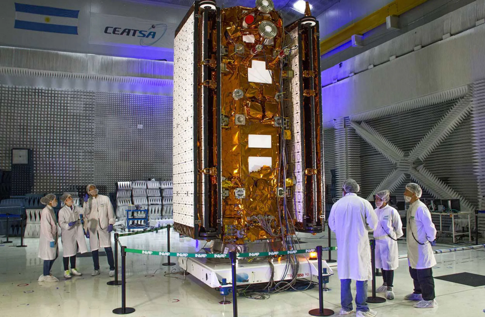 El SAOCOM presenta, con sus paneles plegados, dimensiones de 4,7 metros de alto por 1,2 metros de ancho.