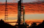 El cohete SLS de la NASA y la nave espacial Orion se encuentran en posición vertical en el Complejo de Lanzamiento 39B del Centro Espacial Kennedy de la NASA en Florida.