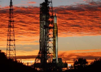 El cohete SLS de la NASA y la nave espacial Orion se encuentran en posición vertical en el Complejo de Lanzamiento 39B del Centro Espacial Kennedy de la NASA en Florida.