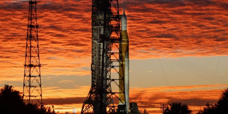El cohete SLS de la NASA y la nave espacial Orion se encuentran en posición vertical en el Complejo de Lanzamiento 39B del Centro Espacial Kennedy de la NASA en Florida.