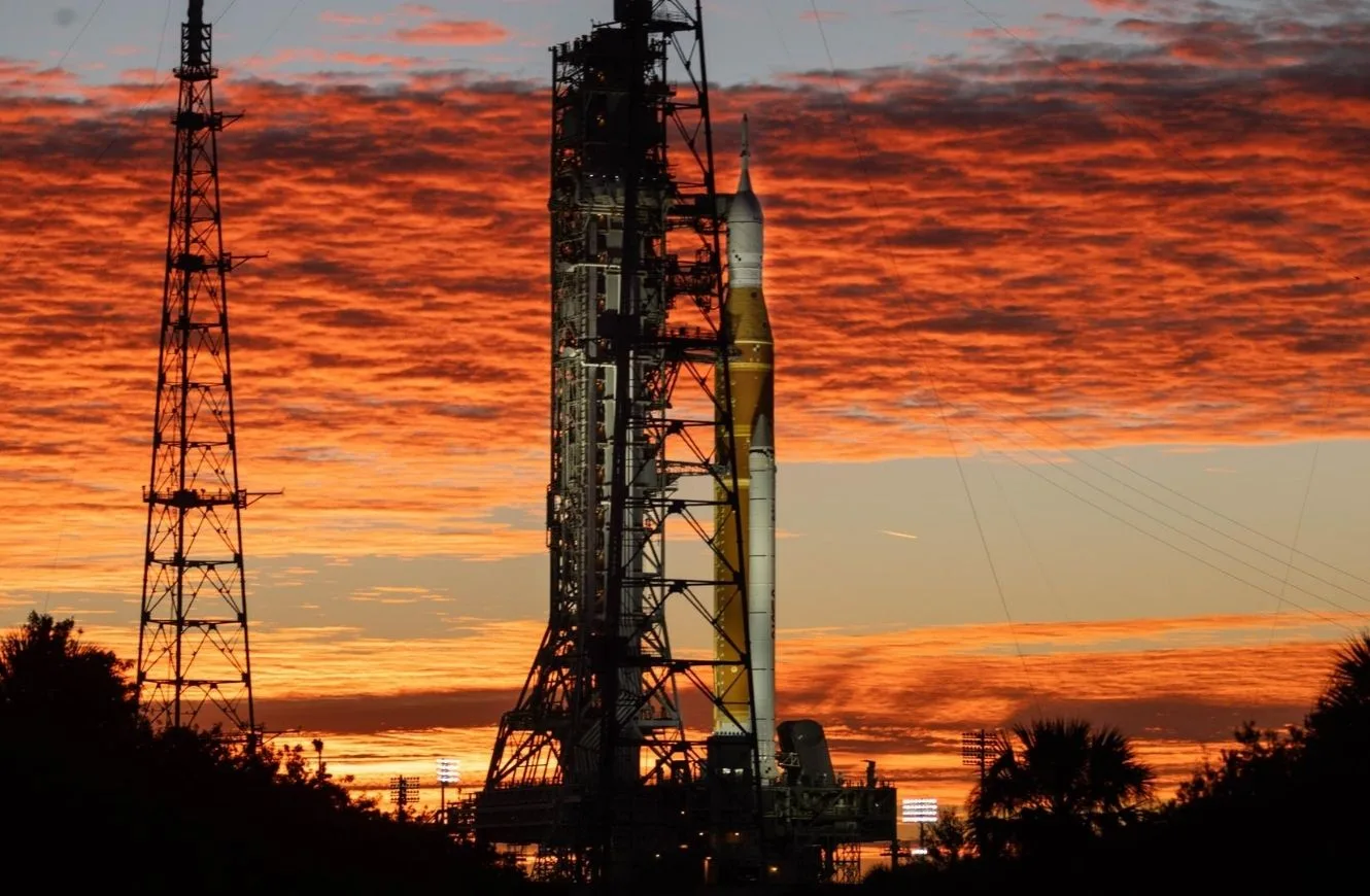 El cohete SLS de la NASA y la nave espacial Orion se encuentran en posición vertical en el Complejo de Lanzamiento 39B del Centro Espacial Kennedy de la NASA en Florida.