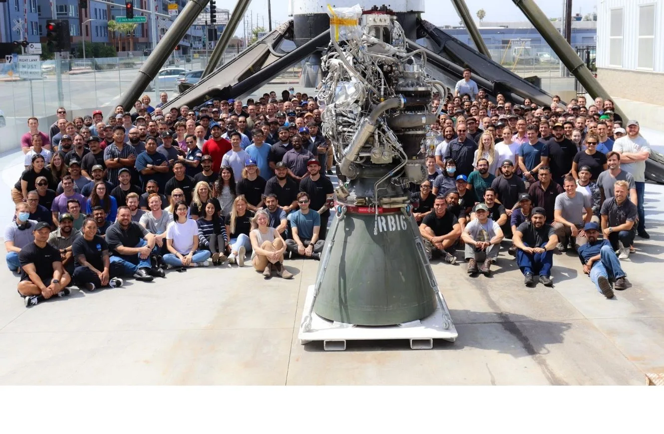 El equipo de SpaceX junto a una variante Raptor.
