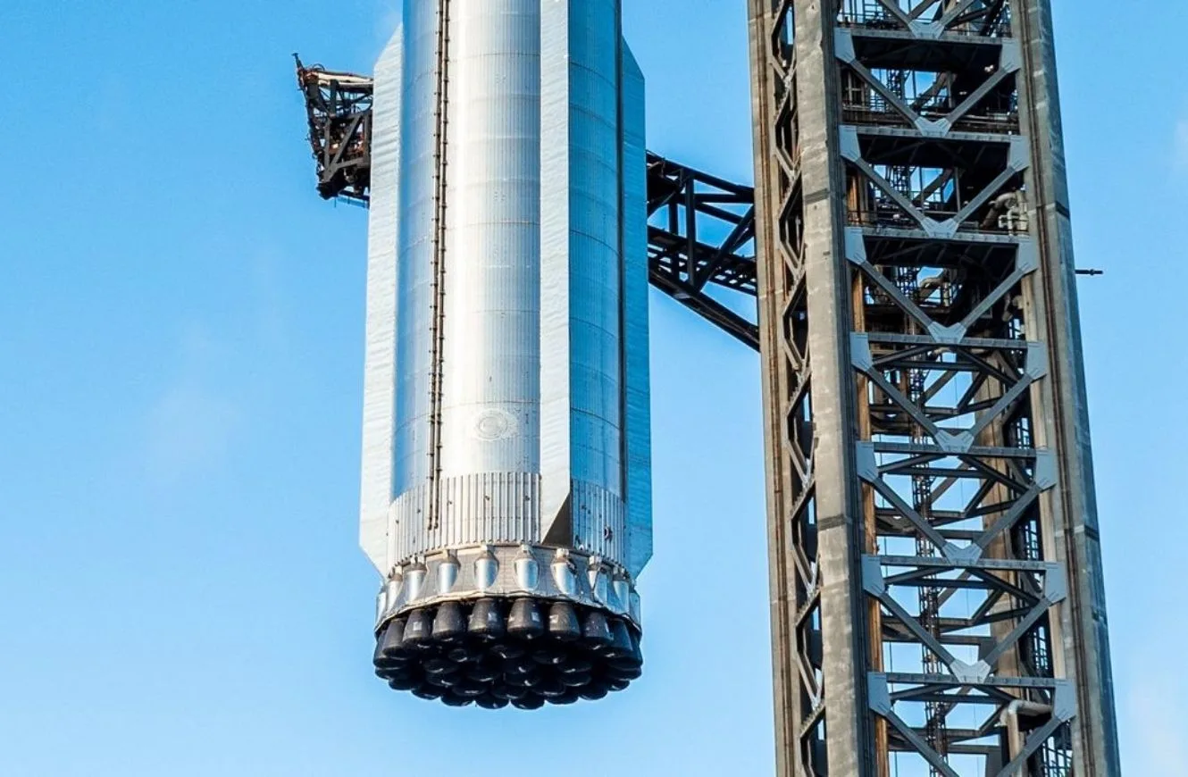 El booster Super Heavy durante una de las pruebas de vuelo de Starship, donde se observan todos los propulsores Raptor.