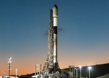 El cohete Falcon 9 de la compañía SpaceX, a cargo del lanzamiento del satélite GPS III SV10 de la Fuerza Espacial de Estados Unidos. Falcon 9 lanzamiento rival