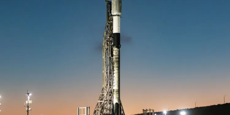El cohete Falcon 9 de la compañía SpaceX, a cargo del lanzamiento del satélite GPS III SV10 de la Fuerza Espacial de Estados Unidos. Falcon 9 lanzamiento rival