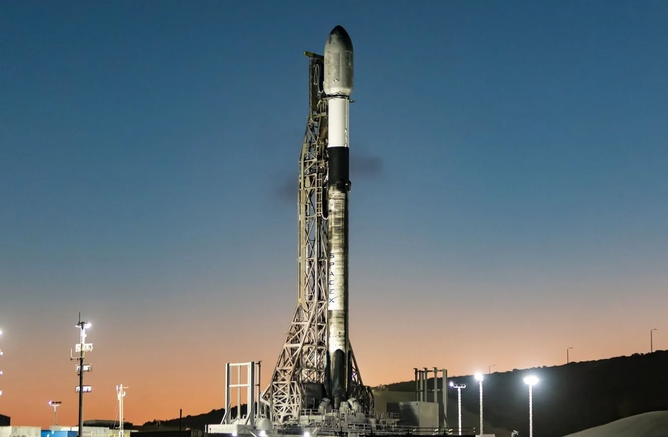 El cohete Falcon 9 de la compañía SpaceX, a cargo del lanzamiento del satélite GPS III SV10 de la Fuerza Espacial de Estados Unidos. Falcon 9 lanzamiento rival