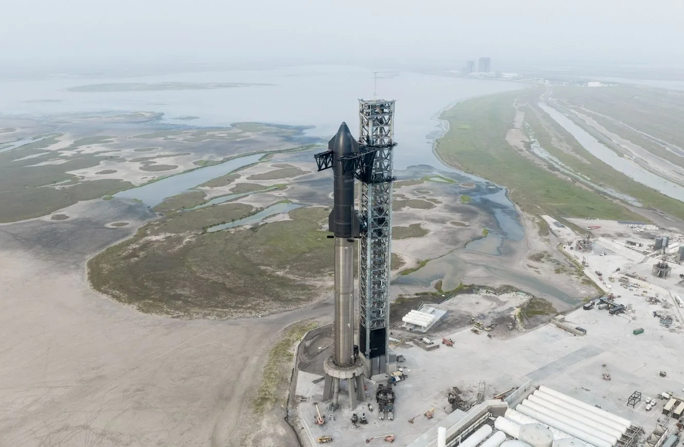 Imagen del cohete Starship en la plataforma Starbase de SpaceX.