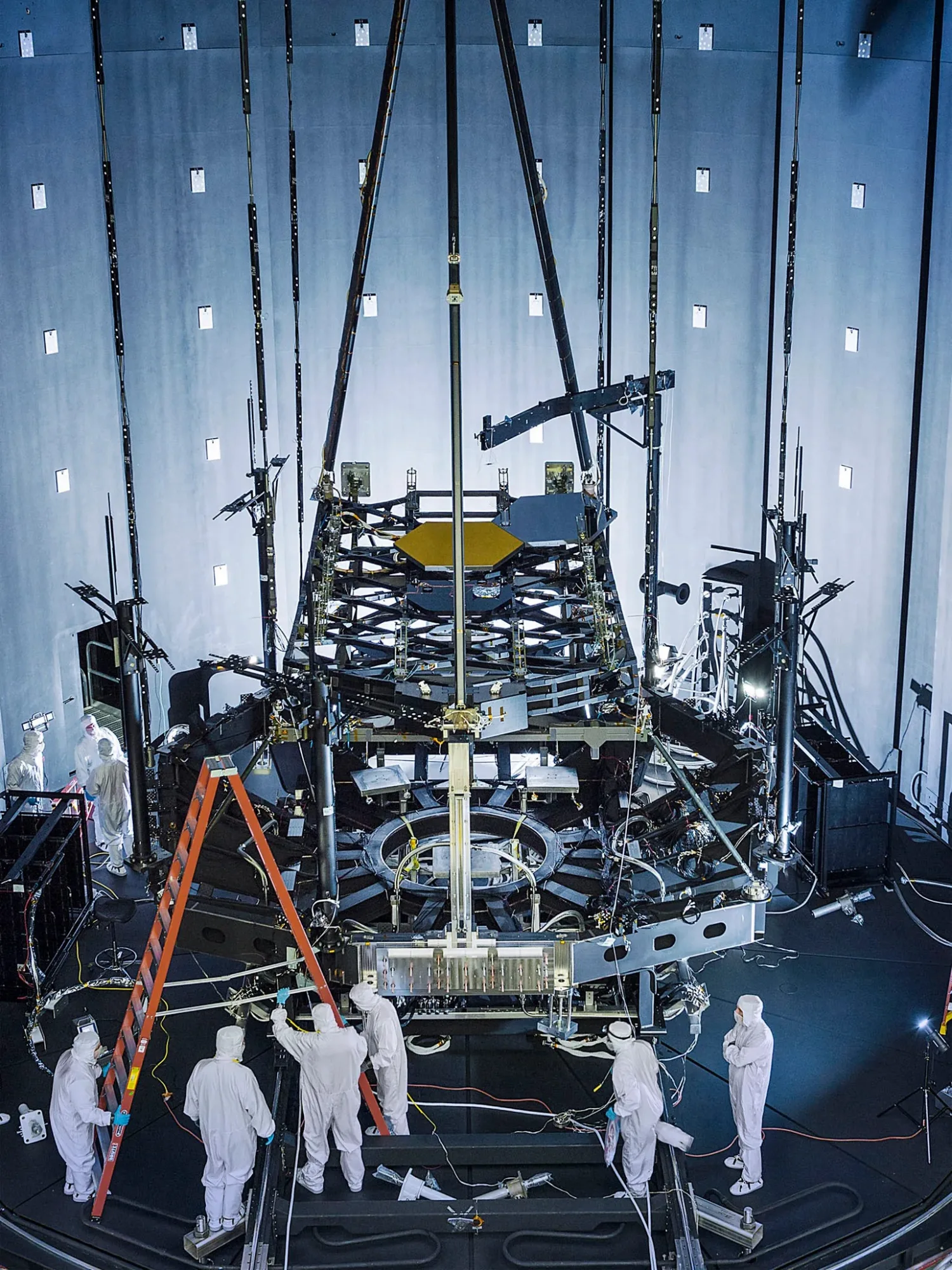 Dentro de la gigantesca cámara de vacío térmico de la NASA, llamada Cámara A, en el Centro Espacial Johnson de la NASA en Houston.