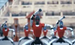 Unitree presenta 49 robots humanoides que realizan una demostración sincronizada de artes marciales en el Templo del Cielo después del espectáculo de gala del Festival de Primavera.