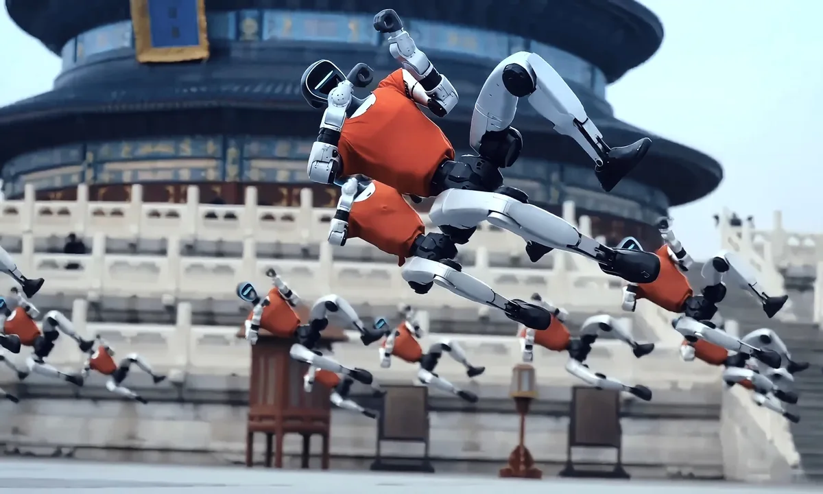 49 robots humanoides G1 de la firma Unitree Robotics realizaron una demostración de alta complejidad de artes marciales en Pekín.