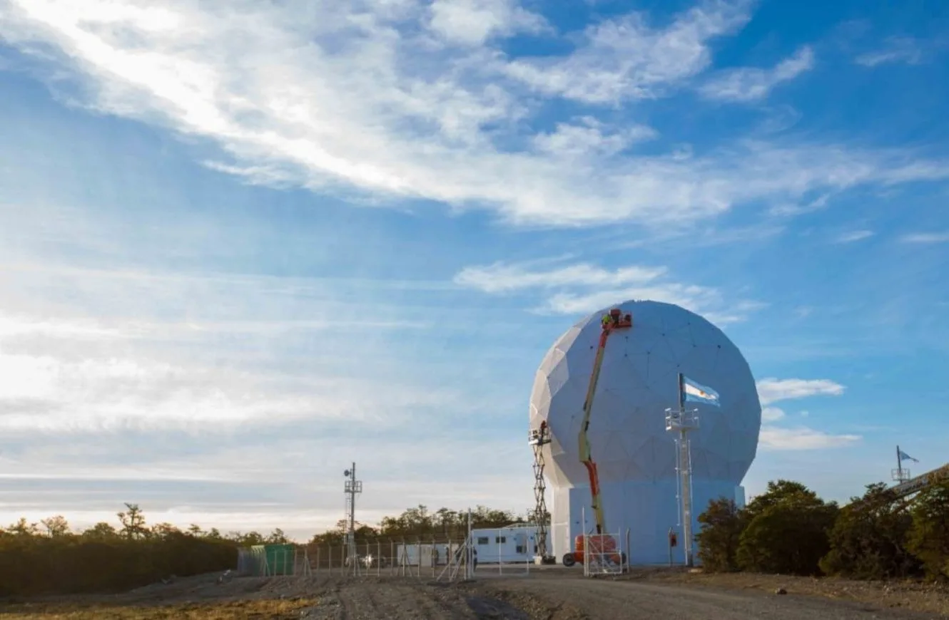 La Estación Terrena de Tierra del Fuego pertenece a la red de la CONAE y se opera en forma remota desde Córdoba. VENG participa en su operación y mantenimiento, dentro del esquema operativo de esa red.