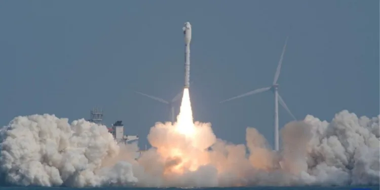 China lanza desde el mar el Smart Dragon 3 y pone en órbita siete satélites en un nuevo guiño a su puerto espacial offshore.