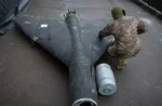 Un oficial ucraniano examina un dron Shahed derribado con una carga termobárica lanzado por Rusia en un laboratorio de investigación en un lugar no revelado en Ucrania el 14 de noviembre de 2024. Efrem Lukatsky/AP