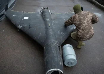 Un oficial ucraniano examina un dron Shahed derribado con una carga termobárica lanzado por Rusia en un laboratorio de investigación en un lugar no revelado en Ucrania el 14 de noviembre de 2024. Efrem Lukatsky/AP