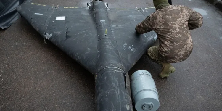 Un oficial ucraniano examina un dron Shahed derribado con una carga termobárica lanzado por Rusia en un laboratorio de investigación en un lugar no revelado en Ucrania el 14 de noviembre de 2024. Efrem Lukatsky/AP