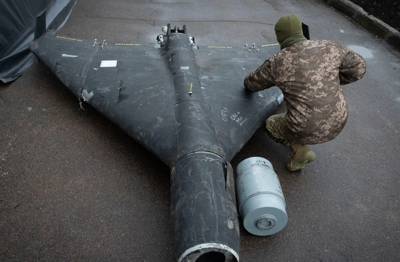 Un oficial ucraniano examina un dron Shahed derribado con una carga termobárica lanzado por Rusia en un laboratorio de investigación en un lugar no revelado en Ucrania el 14 de noviembre de 2024. Efrem Lukatsky/AP