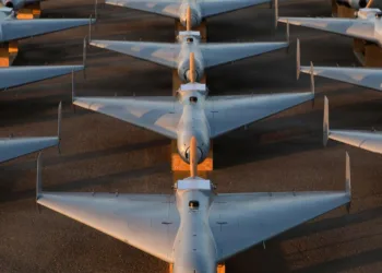 Los drones del Sistema de Ataque de Combate No Tripulado de Bajo Costo (LUCAS) están posicionados en la pista de una base en el área de operaciones del Comando Central de los EE. UU. (CENTCOM), 23 de noviembre de 2025. Asuntos Públicos del Comando Central de los EE. UU. drones Starlink