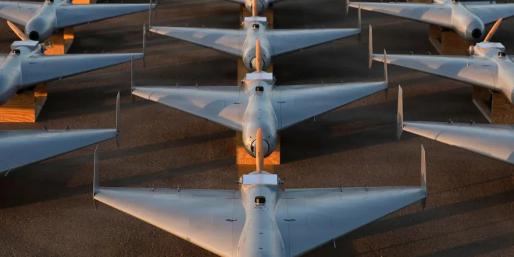 Los drones del Sistema de Ataque de Combate No Tripulado de Bajo Costo (LUCAS) están posicionados en la pista de una base en el área de operaciones del Comando Central de los EE. UU. (CENTCOM), 23 de noviembre de 2025. Asuntos Públicos del Comando Central de los EE. UU.