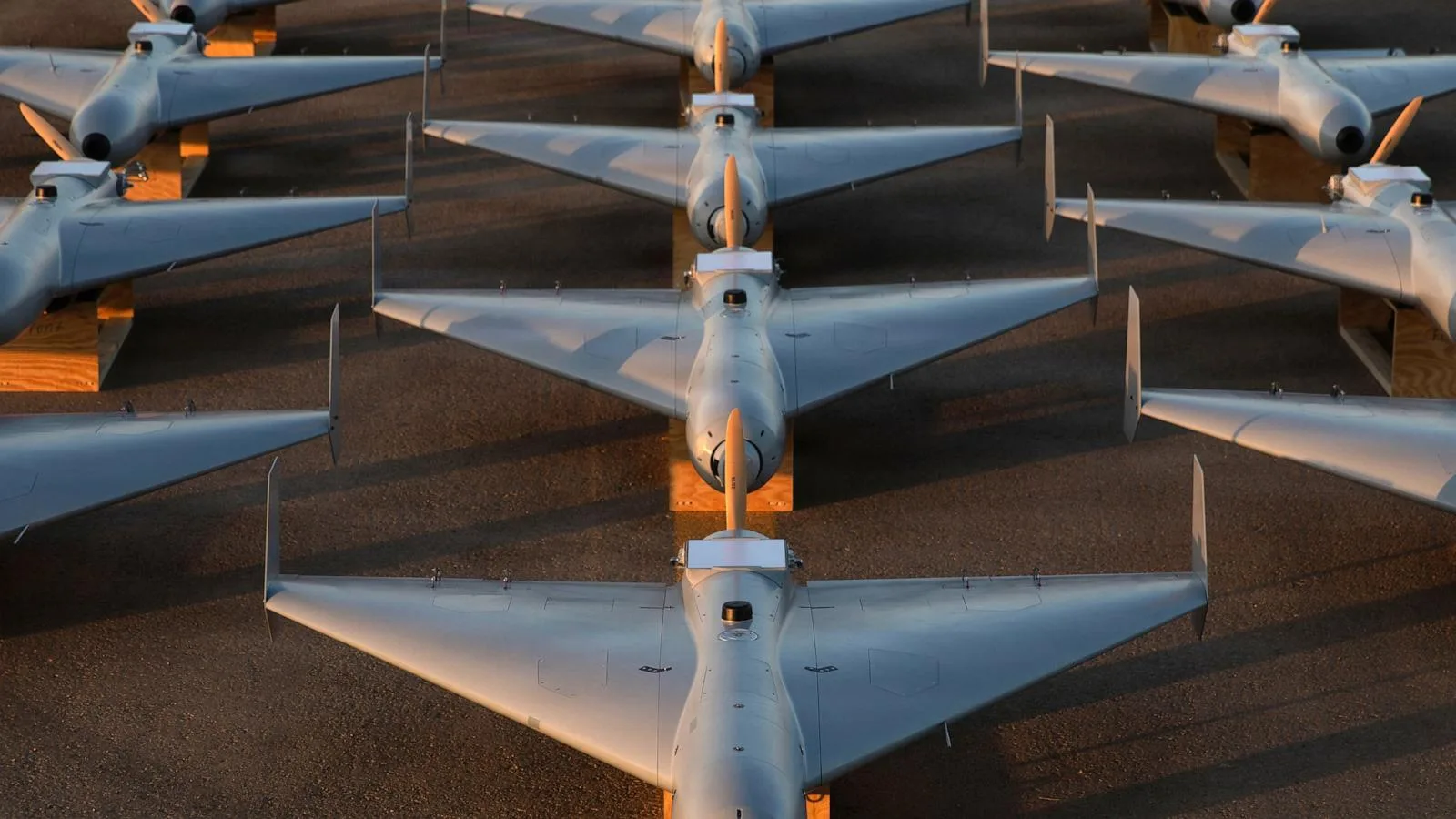 Los drones del Sistema de Ataque de Combate No Tripulado de Bajo Costo (LUCAS) están posicionados en la pista de una base en el área de operaciones del Comando Central de los EE. UU. (CENTCOM), 23 de noviembre de 2025. Asuntos Públicos del Comando Central de los EE. UU. drones Starlink