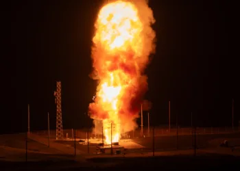 Un misil balístico intercontinental Minuteman III desarmado se lanza durante una prueba operativa (foto de la Fuerza Espacial de EE. UU. por el Sargento de Estado Mayor Joshua LeRoi)