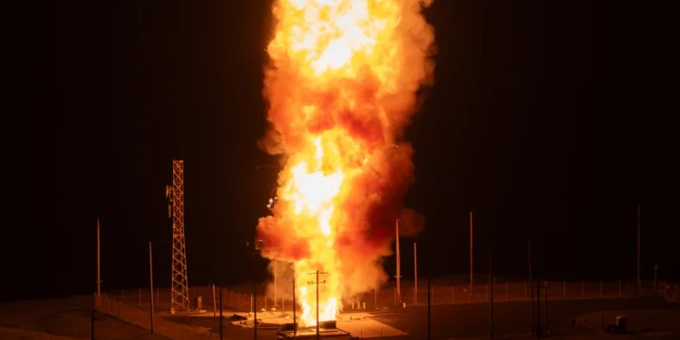 Un misil balístico intercontinental Minuteman III desarmado se lanza durante una prueba operativa (foto de la Fuerza Espacial de EE. UU. por el Sargento de Estado Mayor Joshua LeRoi)