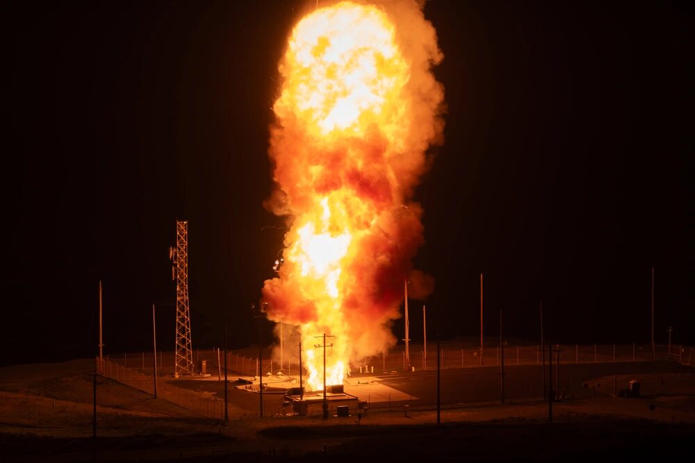 Un misil balístico intercontinental Minuteman III desarmado se lanza durante una prueba operativa (foto de la Fuerza Espacial de EE. UU. por el Sargento de Estado Mayor Joshua LeRoi)