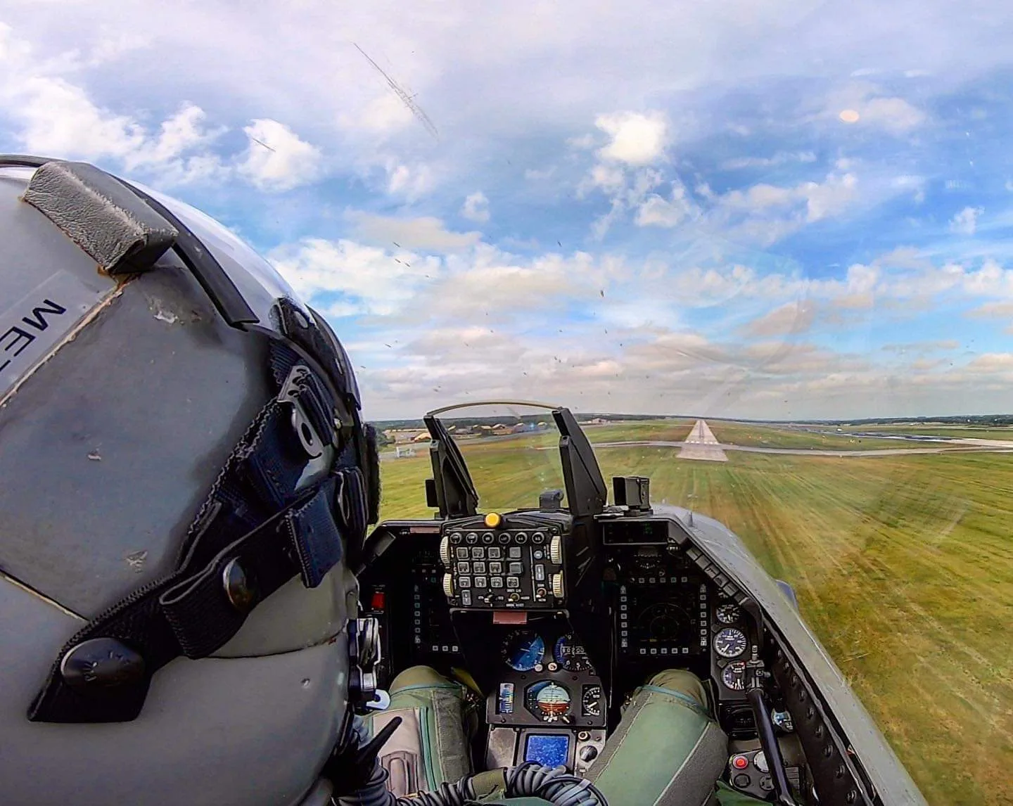 Un influencer difundió videos explicando cómo despegar un caza F-16 “por si resulta útil”.