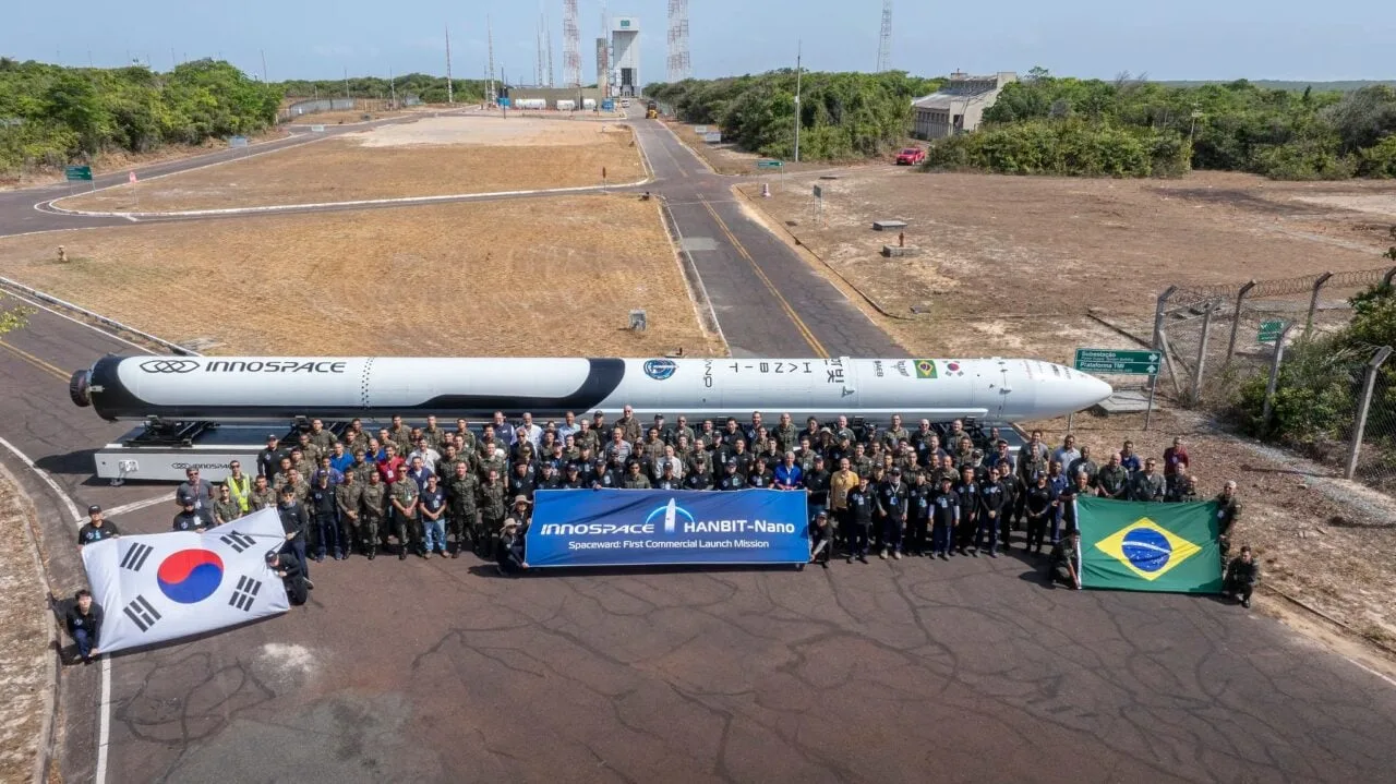 El cohete HANBIT-Nano listo para su lanzamiento comercial desde el Centro de Lanzamientos de Alcântara, en diciembre de 2025.