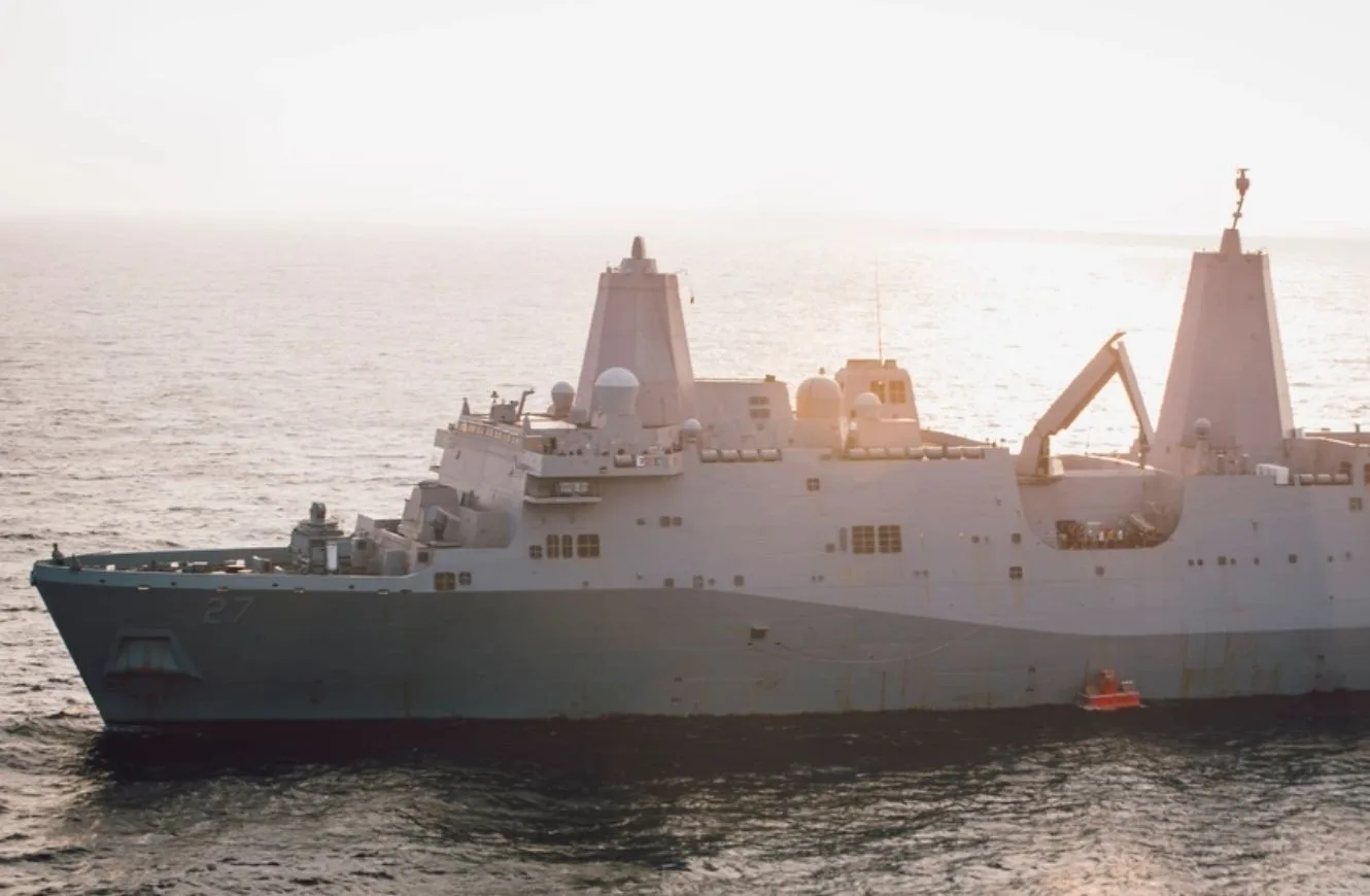 (14 de diciembre de 2021) El buque de transporte anfibio USS Portland (LPD 27) lleva a cabo una demostración de un sistema de armas láser de alta energía sobre un objetivo de entrenamiento estático en superficie, el 14 de diciembre, mientras navega en el Golfo de Adén. (Foto del Cuerpo de Marines de los EE. UU. por el Sargento Donald Holbert)