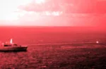 (14 de diciembre de 2021) El buque de transporte anfibio USS Portland (LPD 27) lleva a cabo una demostración de un sistema de armas láser de alta energía sobre un objetivo de entrenamiento estático en superficie, el 14 de diciembre, mientras navega en el Golfo de Adén. (Foto del Cuerpo de Marines de los EE. UU. por el Sargento Donald Holbert)