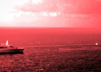 (14 de diciembre de 2021) El buque de transporte anfibio USS Portland (LPD 27) lleva a cabo una demostración de un sistema de armas láser de alta energía sobre un objetivo de entrenamiento estático en superficie, el 14 de diciembre, mientras navega en el Golfo de Adén. (Foto del Cuerpo de Marines de los EE. UU. por el Sargento Donald Holbert)