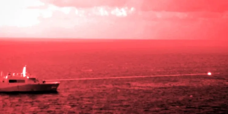 (14 de diciembre de 2021) El buque de transporte anfibio USS Portland (LPD 27) lleva a cabo una demostración de un sistema de armas láser de alta energía sobre un objetivo de entrenamiento estático en superficie, el 14 de diciembre, mientras navega en el Golfo de Adén. (Foto del Cuerpo de Marines de los EE. UU. por el Sargento Donald Holbert)