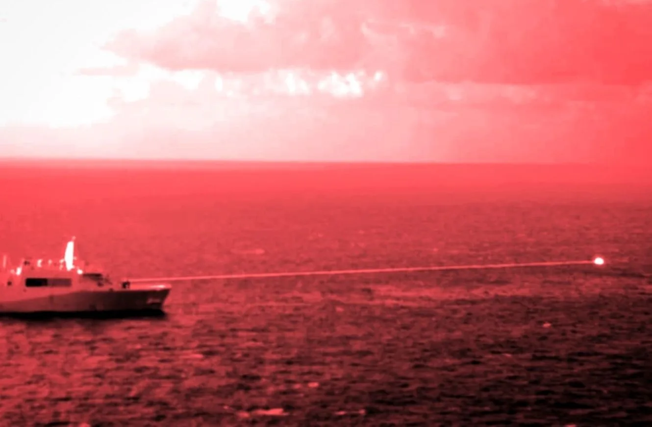 (14 de diciembre de 2021) El buque de transporte anfibio USS Portland (LPD 27) lleva a cabo una demostración de un sistema de armas láser de alta energía sobre un objetivo de entrenamiento estático en superficie, el 14 de diciembre, mientras navega en el Golfo de Adén. (Foto del Cuerpo de Marines de los EE. UU. por el Sargento Donald Holbert)