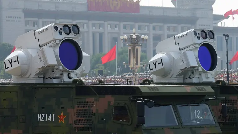 China ya viene desarrollando tecnología láser antidrones. En el desfile realizado en marco de la conmemoración del 80 aniversario del fin de la Segunda Guerra Mundial, presentó sistemas láser que clasificó como "los más potentes del mundo".