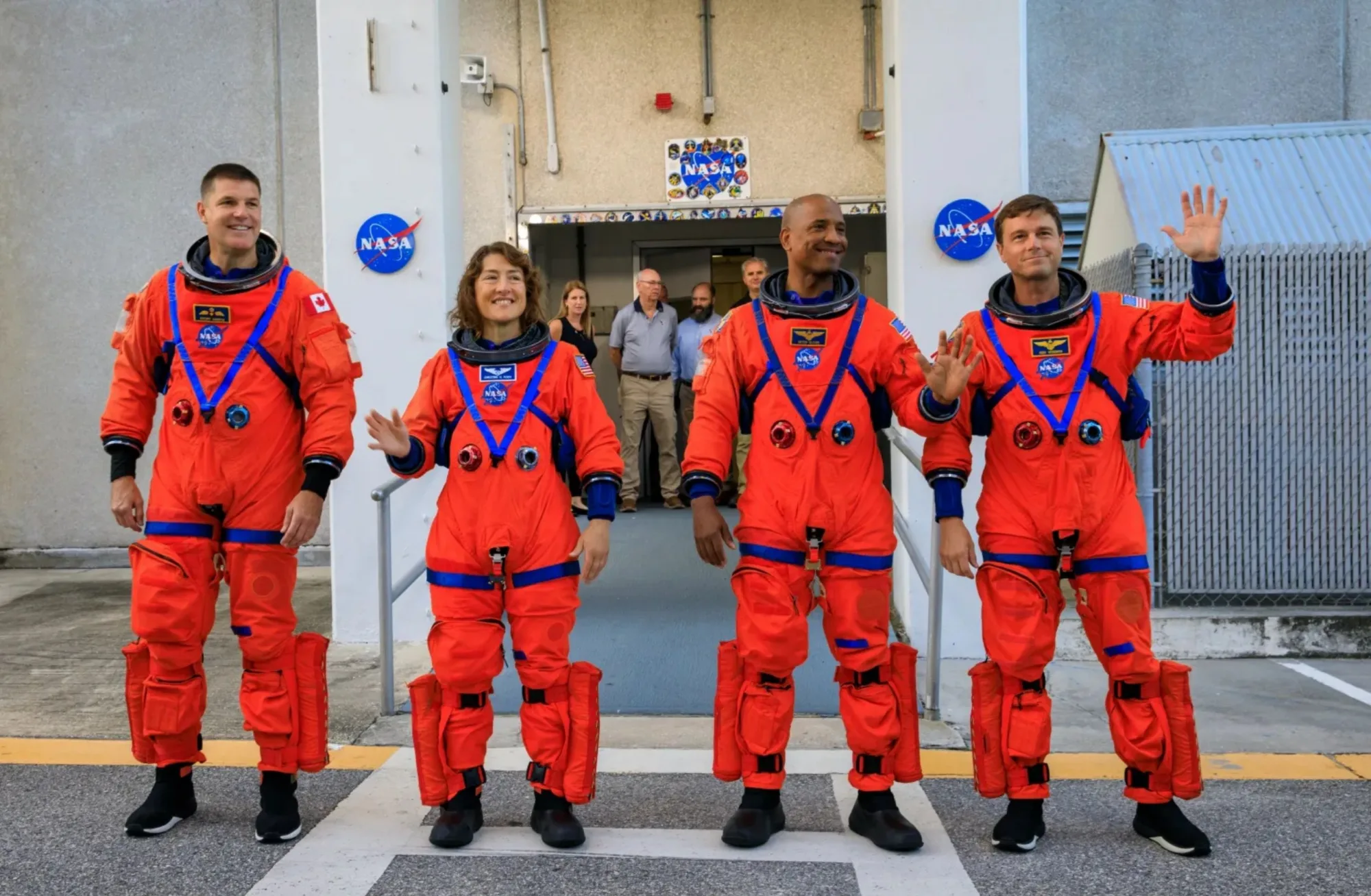 Galería de Artemisa II. La tripulación de Artemisa II durante la prueba integrada de sistemas terrestres en el Centro Espacial Kennedy de la NASA, en septiembre de 2023. Allí, se ensayó el cronograma de la tripulación del día del lanzamiento.