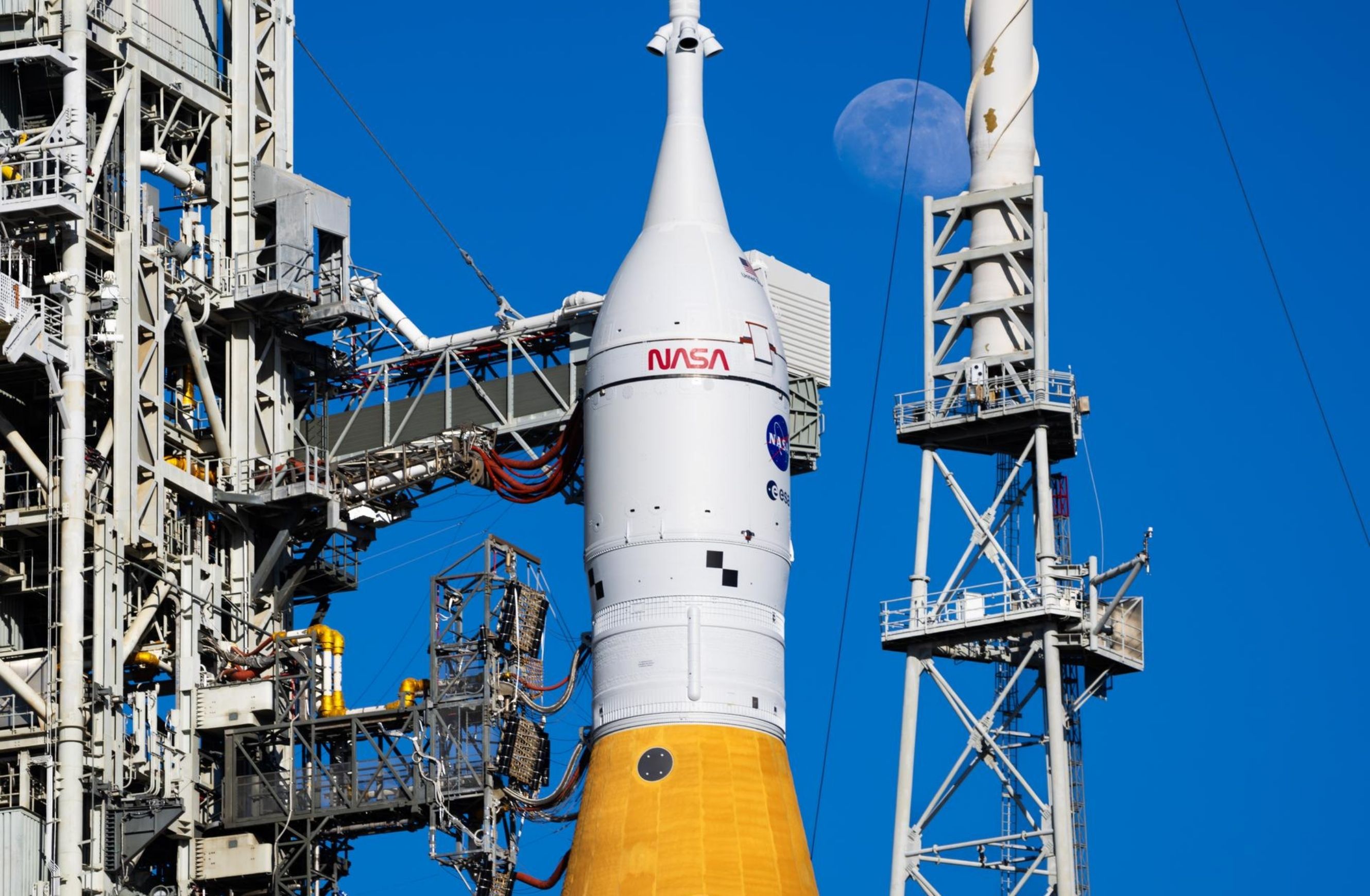 La plataforma de acceso a la nave Orión y las líneas de fluidos y conexiones del SLS, ya en plataforma de lanzamiento. 