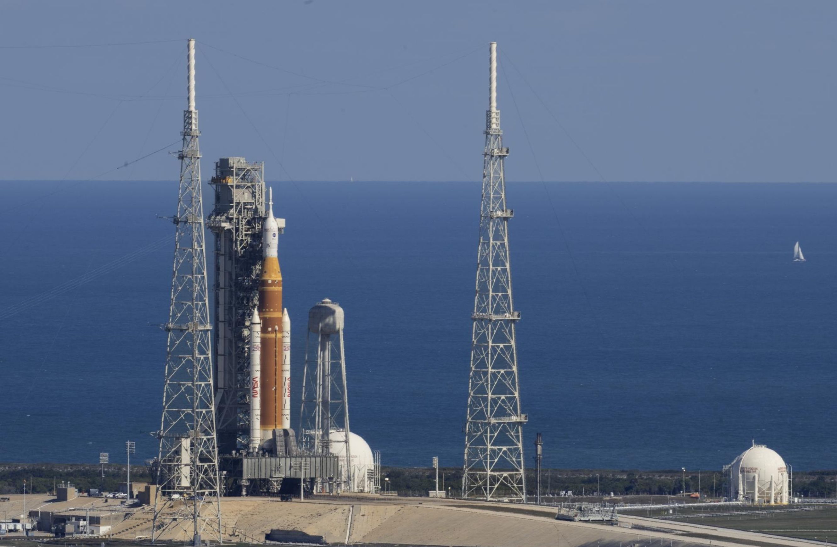 El sistema de lanzamiento de Artemisa II en el Complejo de Lanzamiento 39B, en el Centro Espacial Kennedy, en Florida.