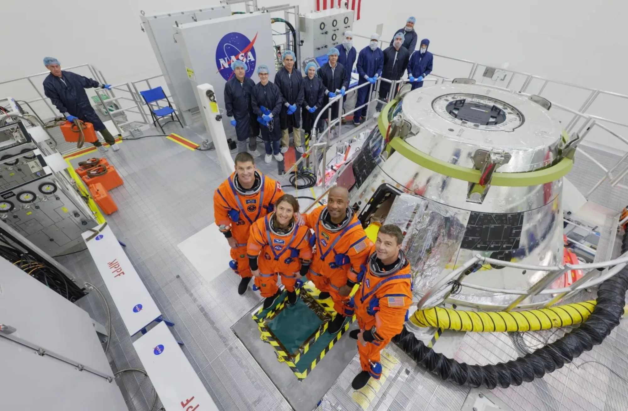 Galería de Artemisa II. La tripulación de Artemisa II junto con la nave Orión, entonces en desarrollo. El astronauta de la CSA (Agencia Espacial Canadiense) Jeremy Hansen y los astronautas de la NASA Christina Koch, Victor Glover y Reid Wiseman.