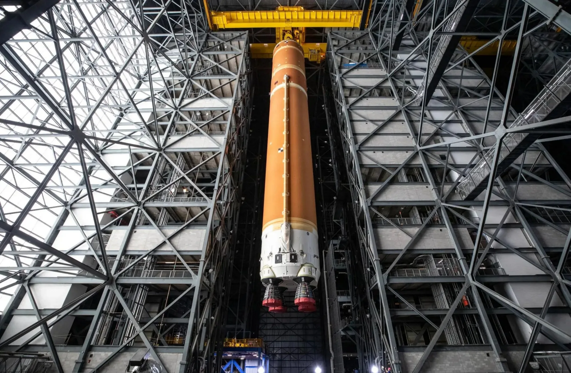 Galería de Artemisa II. La etapa central del cohete Space Launch System (SLS) ensamblada y suspendida a 68 metros de altura dentro del Edificio de Ensamblaje de Vehículos del Centro Espacial Kennedy. La etapa fue elevada para que los ingenieros pudieran completar su trabajo antes de apilarla junto con otros componentes del cohete.