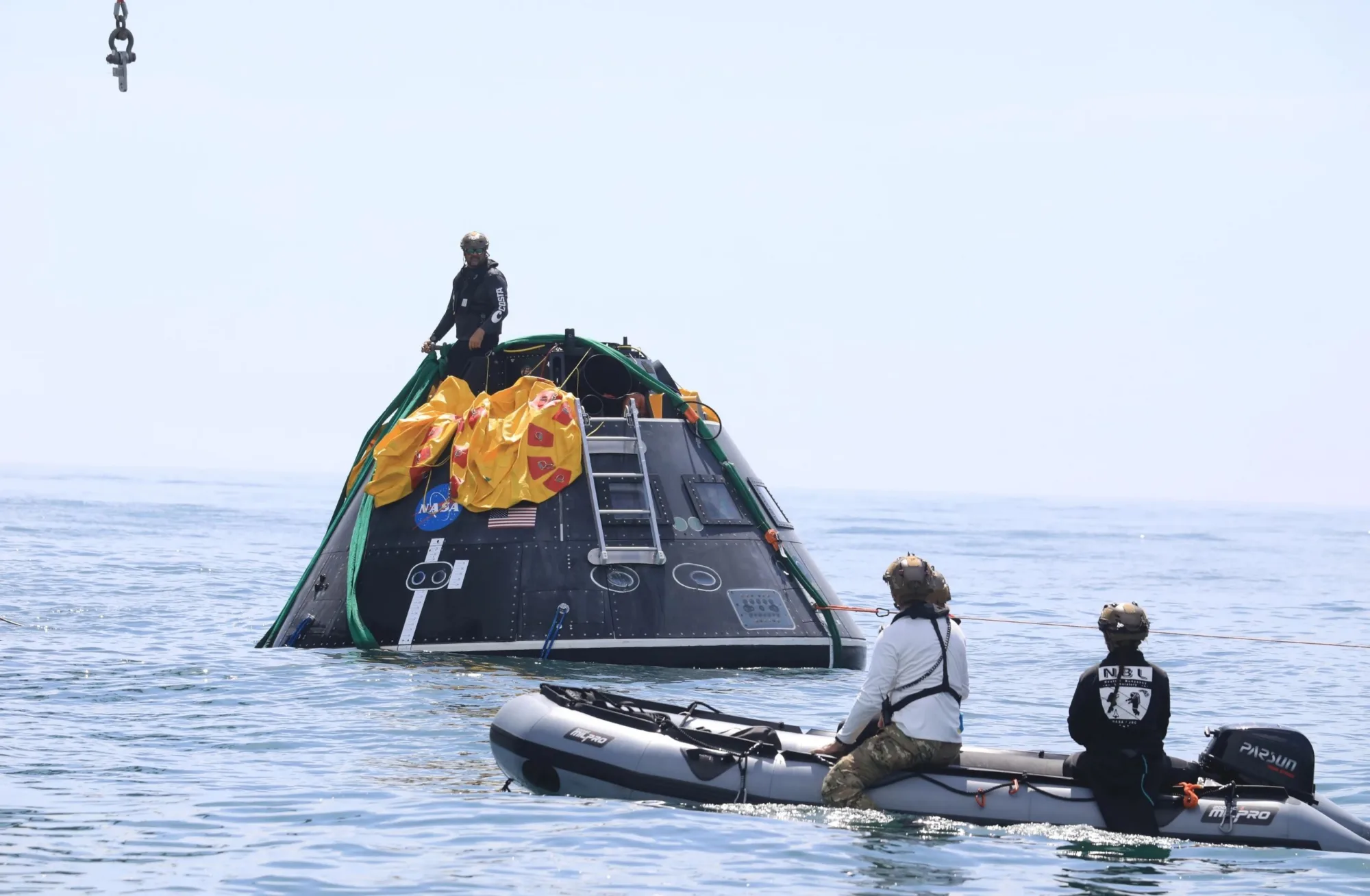 Galería de Artemisa II. NASA y el Departamento de Defensa (DoD) ensayan los procedimientos de recuperación ante un posible aborto en la plataforma de lanzamiento frente a la costa de Florida, en junio de 2025. Las pruebas se realizaron sobre el Módulo de Prueba de la Tripulación (CMTA), una réplica de la nave Orión.