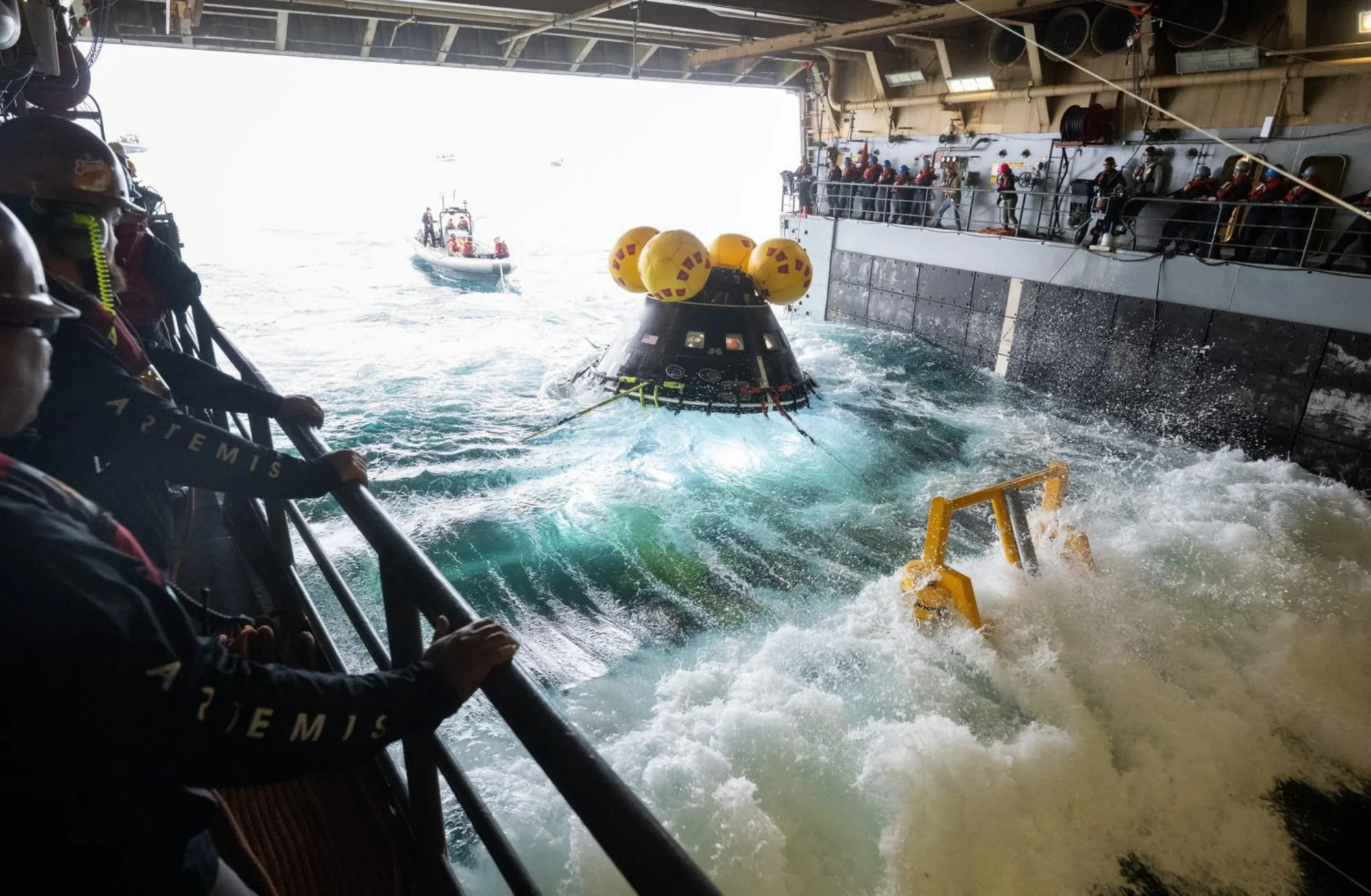Equipos de NASA dentro del buque USS Somerset trabajan para recuperar el Módulo de Prueba de la Tripulación (CMTA), durante los ensayos de operaciones de recuperación, en marzo de 2025.