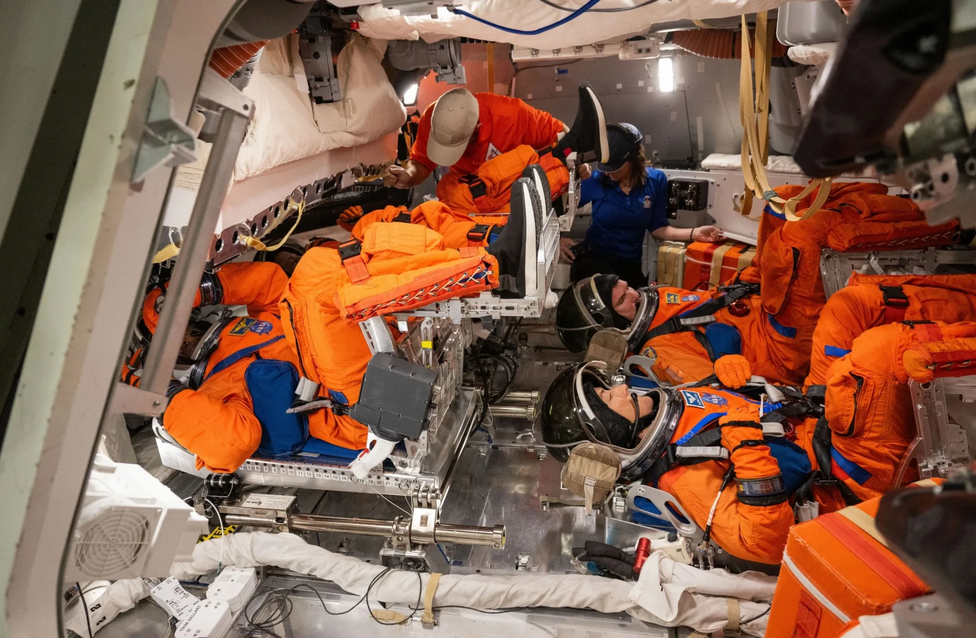 La tripulación de Artemisa II ensaya la evacuación de emergencia posterior al aterrizaje dentro de la maqueta de Orion, en el Centro Espacial Johnson.
