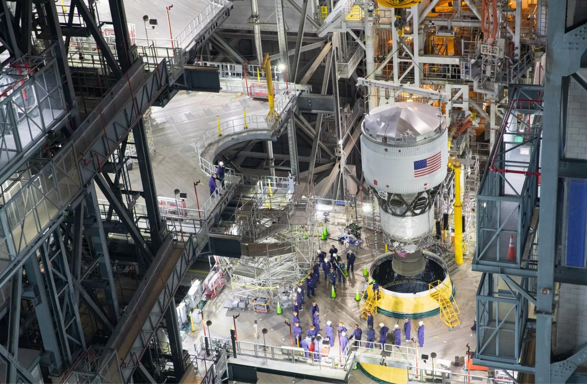 Comiento de la integración de la etapa de propulsión criogénica al adaptador de la etapa del vehículo de lanzamiento SLS, en el Vehicle Assembly Building (VAB), en abril de 2025.